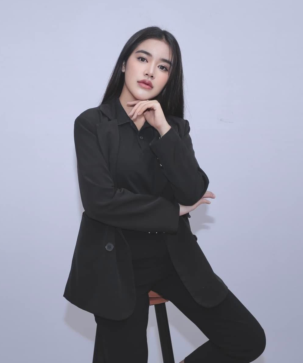 Portrait of Punchaya, founder of Vows & Visas